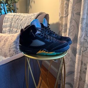These are the Air Jordan 5 aquas. 
These shoes are size 8.5
